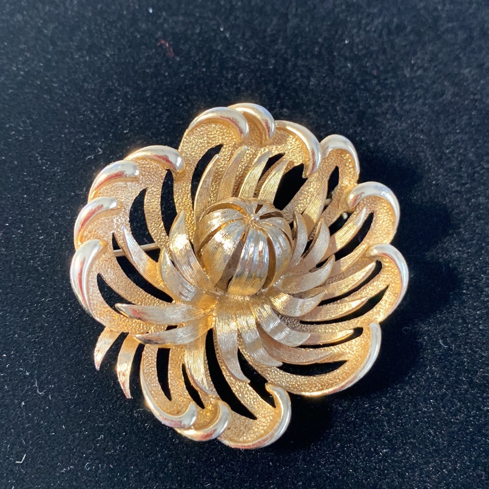 Monet Signed 3D Floral VTG Gold Tone Textured Brooch Pin Floral Signed Monet